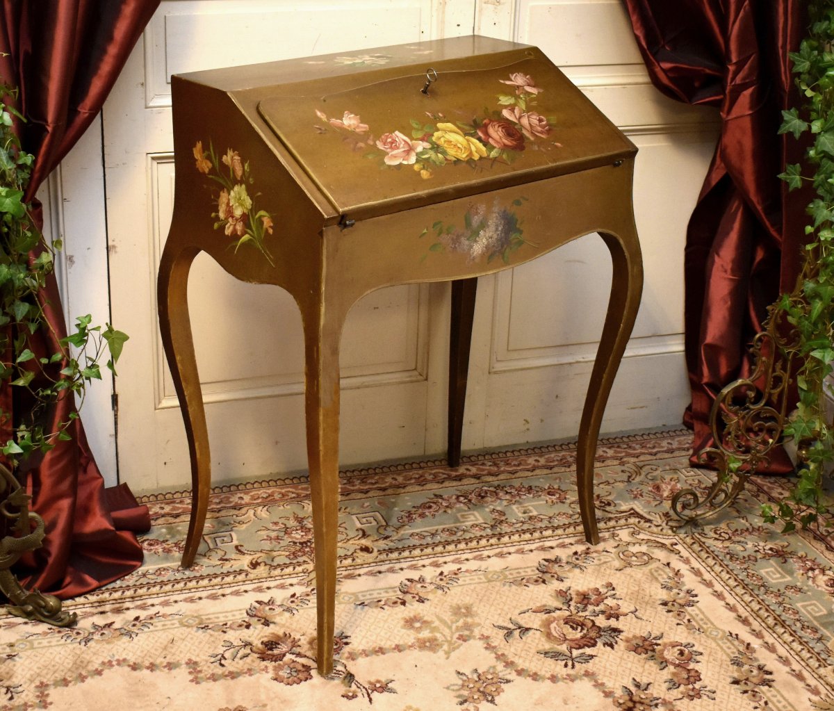Bureau De Pente Peint à Décor De Fleurs sur fond doré, Secrétaire de Dame Laqué  Style Louis XV