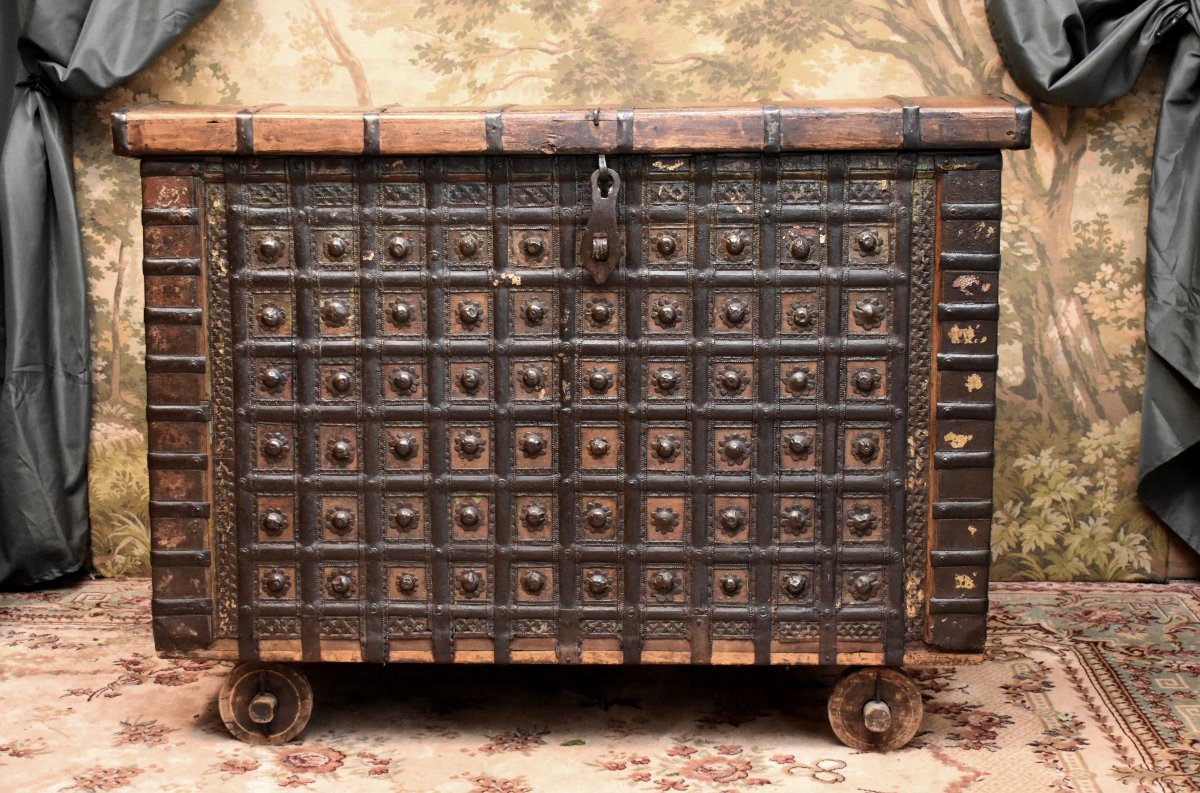 Grand Coffre de mariage du  Rajasthan, Malle sur 4 roues en bois,  fer,  Inde.  Asie, XIXe
