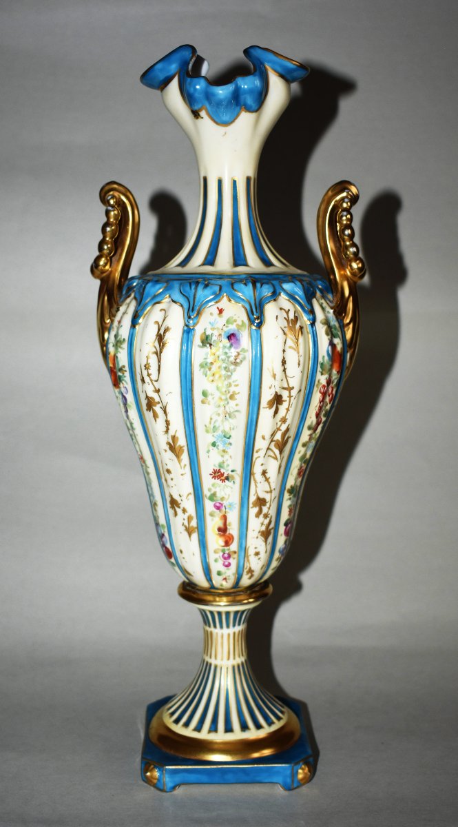 Vase Balustre Sur Pied - Douche Dans Le Goût De Sèvres, Peint Main. décor floral-photo-1