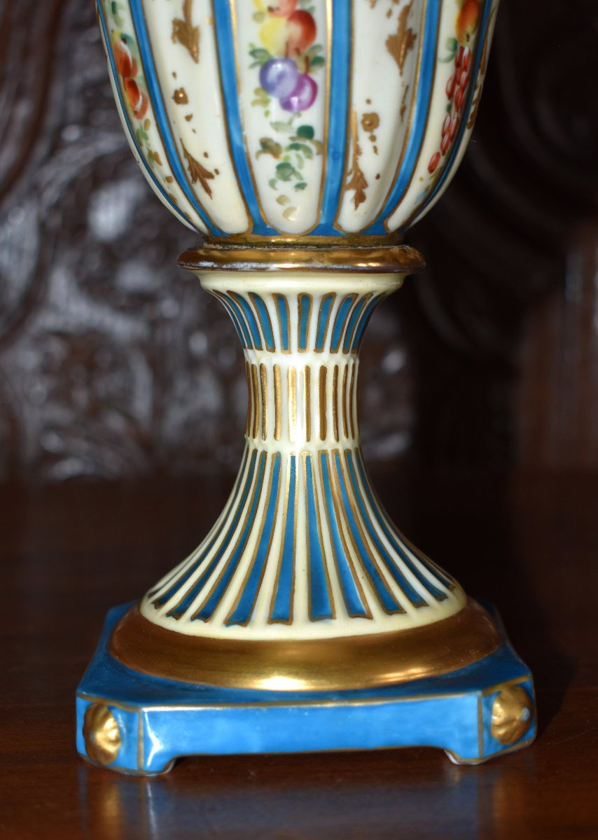 Vase Balustre Sur Pied - Douche Dans Le Goût De Sèvres, Peint Main. décor floral-photo-3