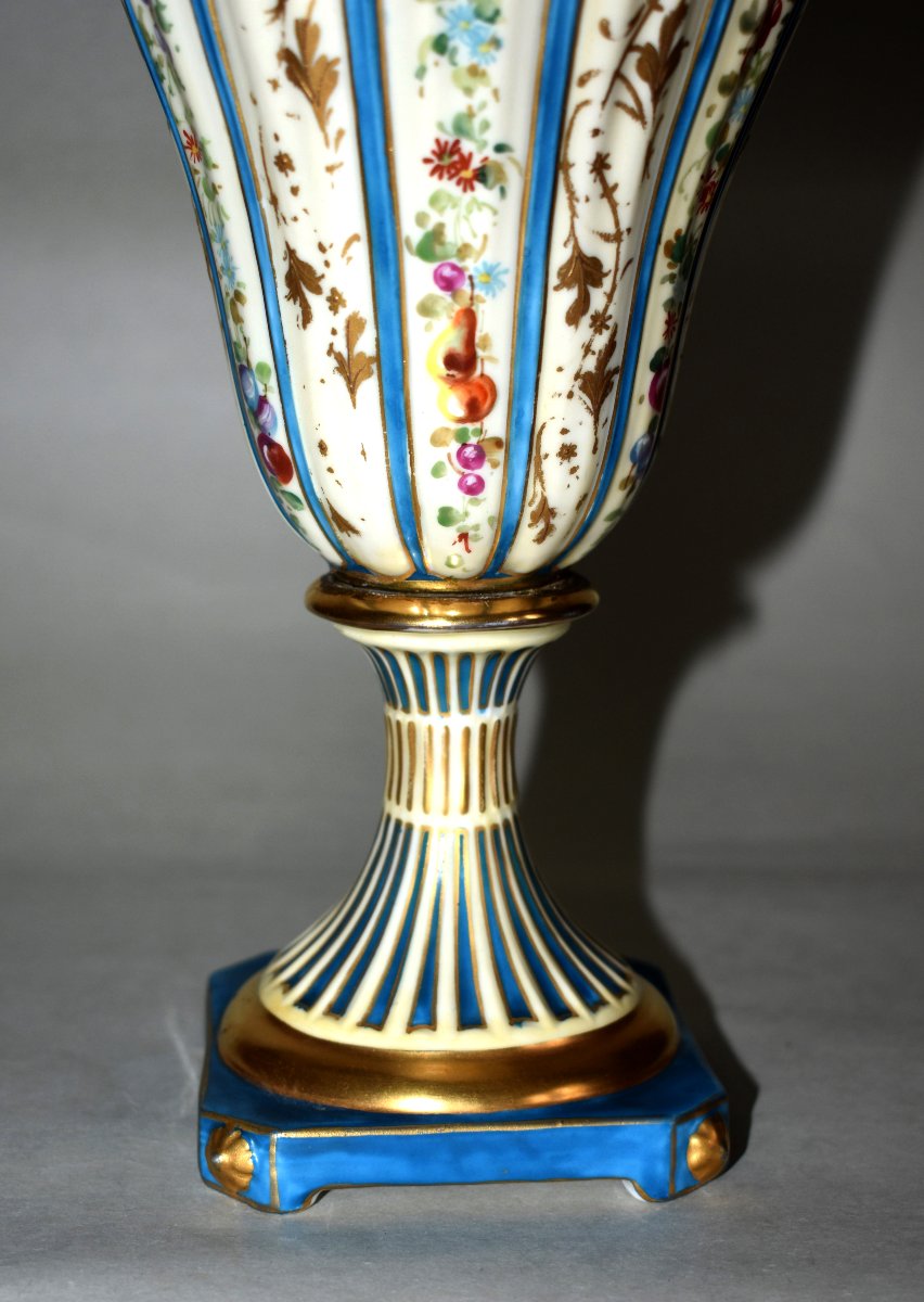 Vase Balustre Sur Pied - Douche Dans Le Goût De Sèvres, Peint Main. décor floral-photo-4