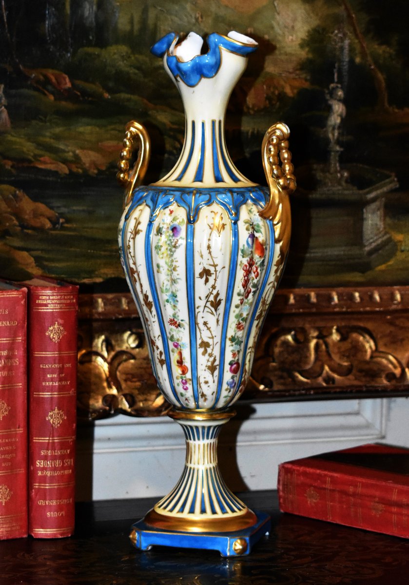 Vase Balustre Sur Pied - Douche Dans Le Goût De Sèvres, Peint Main. décor floral