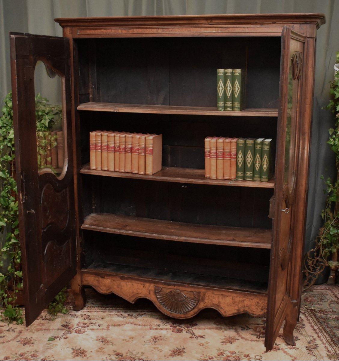 Armoire formant vitrine, petite bibliothèque Bressane  à 2 portes , Bresse de style Louis XV, -photo-6