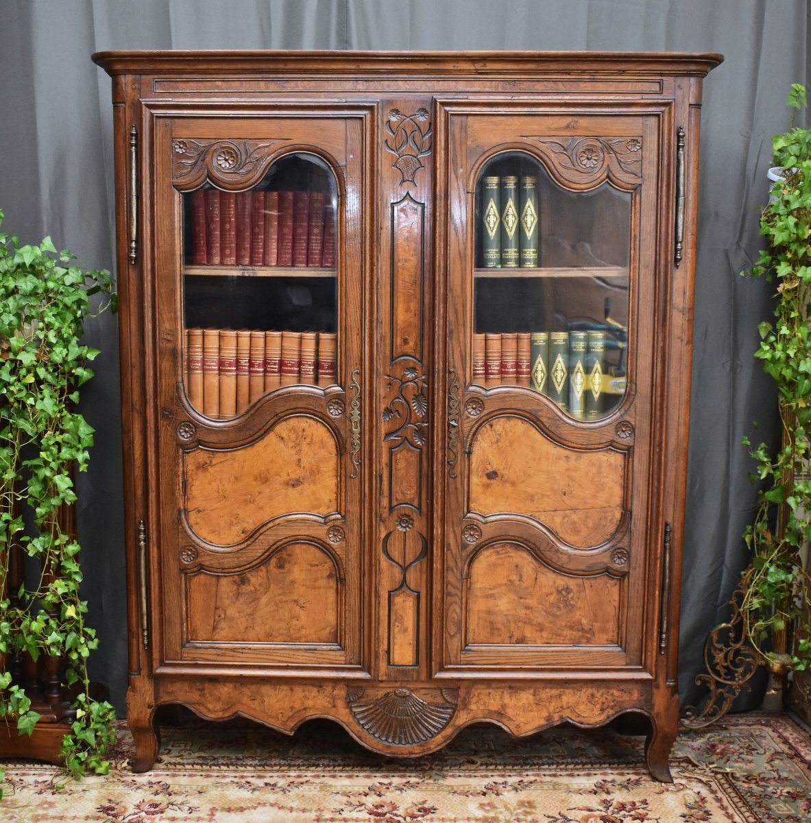 Armoire formant vitrine, petite bibliothèque Bressane  à 2 portes , Bresse de style Louis XV, 