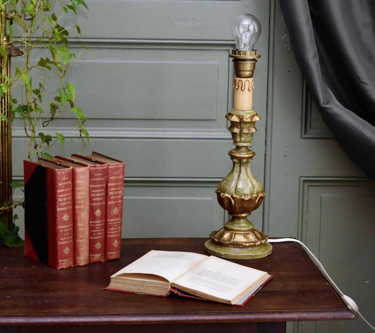 Pied de lampe en bois polychrome peint , laqué vert et vieil or, -photo-2