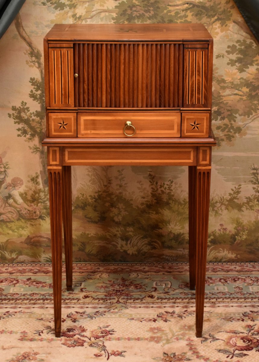 Petit Meuble d'appoint de salon de style Louis XVI,  cerisier et marqueterie bois clair, rideau-photo-3