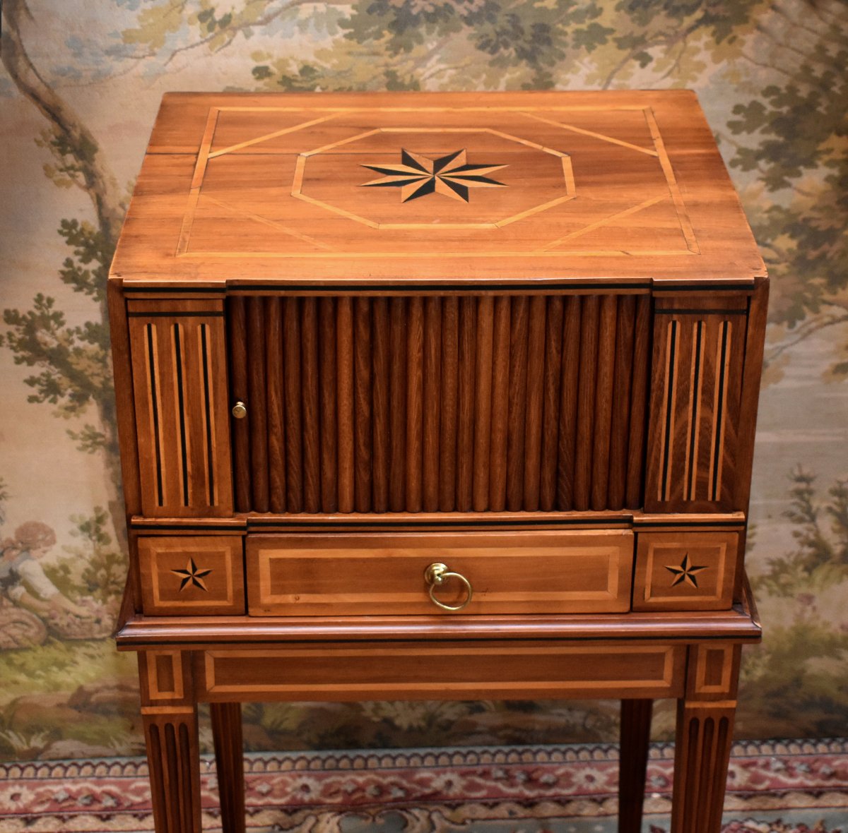 Petit Meuble d'appoint de salon de style Louis XVI,  cerisier et marqueterie bois clair, rideau-photo-2