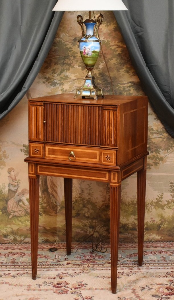 Petit Meuble d'appoint de salon de style Louis XVI,  cerisier et marqueterie bois clair, rideau