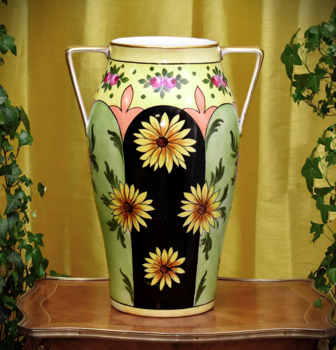 F. Quinque, vase En Porcelaine De Limoges manufacture Tressemanes -Vogt, roses et marguerites  