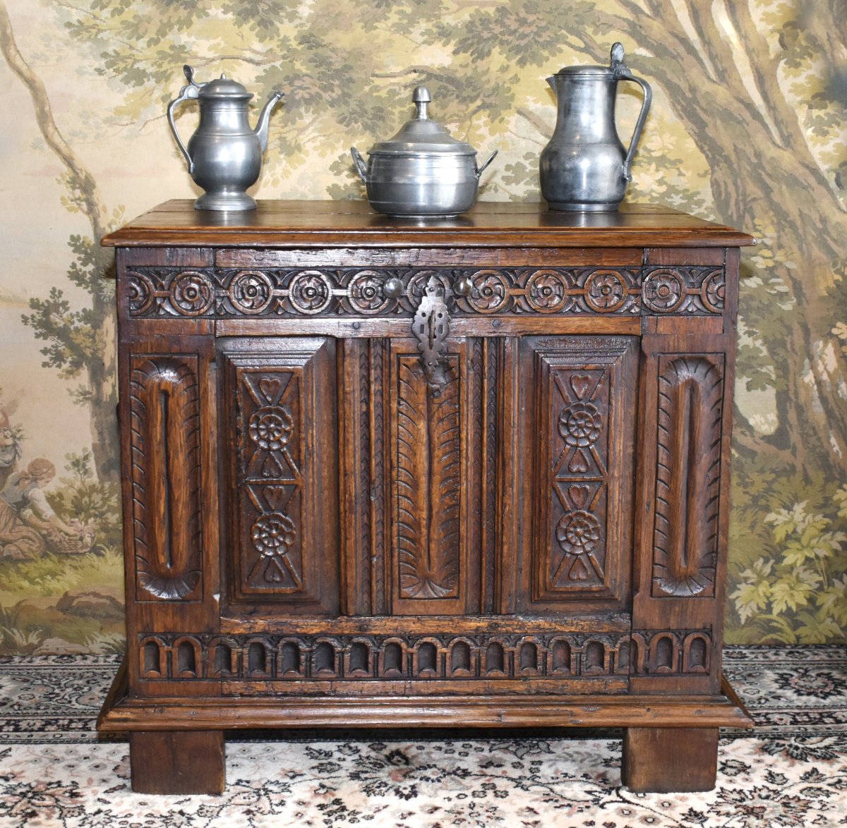 Petit coffre XIXe en chêne  sculpté avec éléments du XVIIe , style Renaissance, poignées fer-photo-2