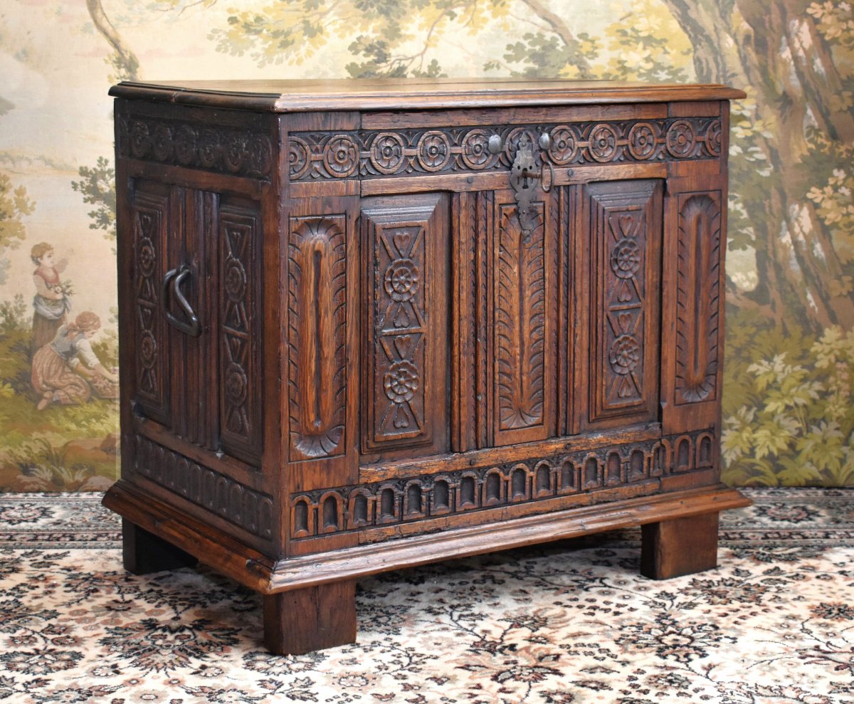 Petit coffre XIXe en chêne  sculpté avec éléments du XVIIe , style Renaissance, poignées fer-photo-3