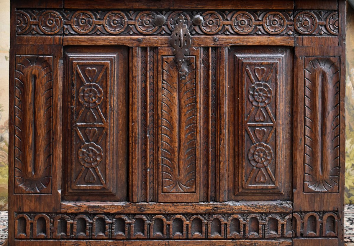 Petit coffre XIXe en chêne  sculpté avec éléments du XVIIe , style Renaissance, poignées fer-photo-1