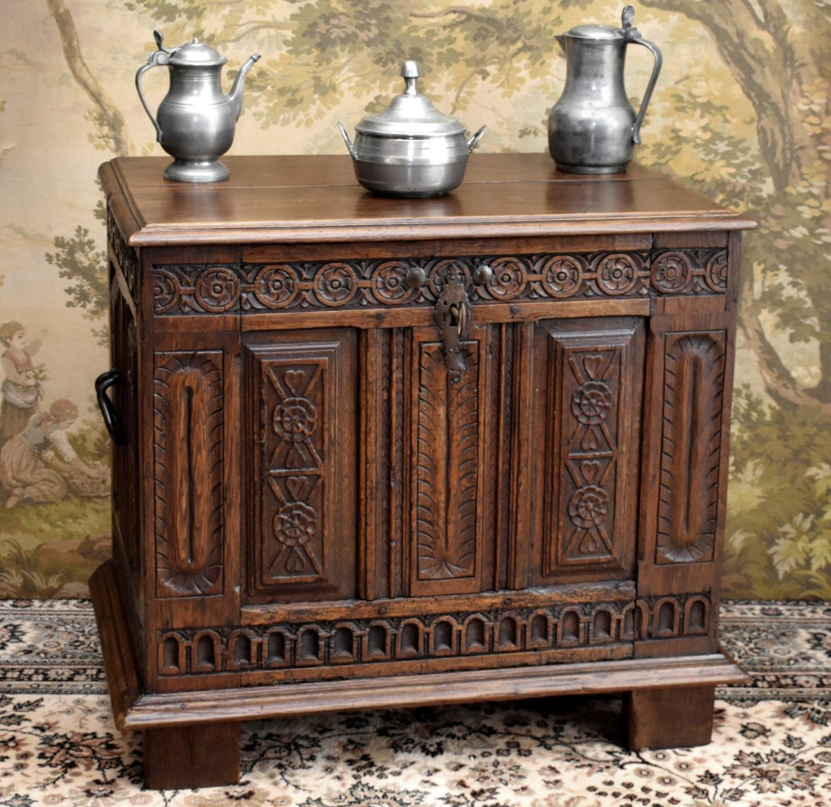 Petit coffre XIXe en chêne  sculpté avec éléments du XVIIe , style Renaissance, poignées fer