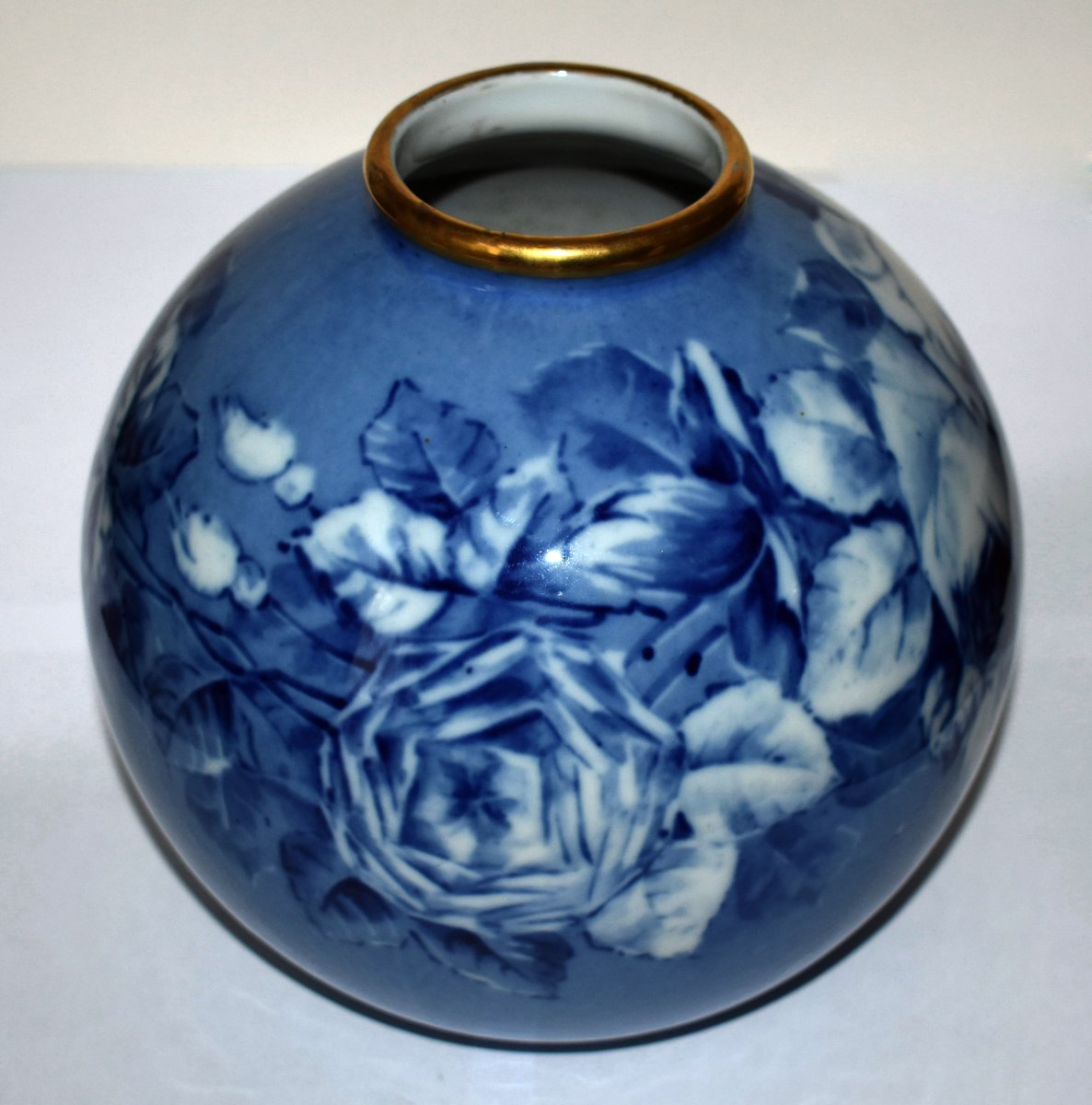 Vase Boule En Porcelaine De Limoges, Camaïeu De Bleu, Décor De Roses , Peint Main.-photo-2