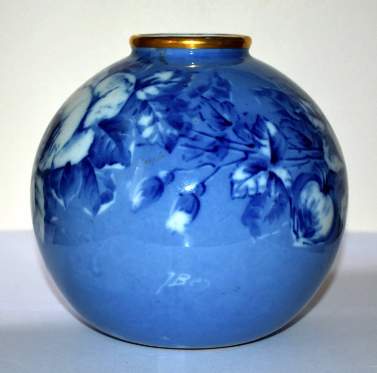 Vase Boule En Porcelaine De Limoges, Camaïeu De Bleu, Décor De Roses , Peint Main.-photo-1