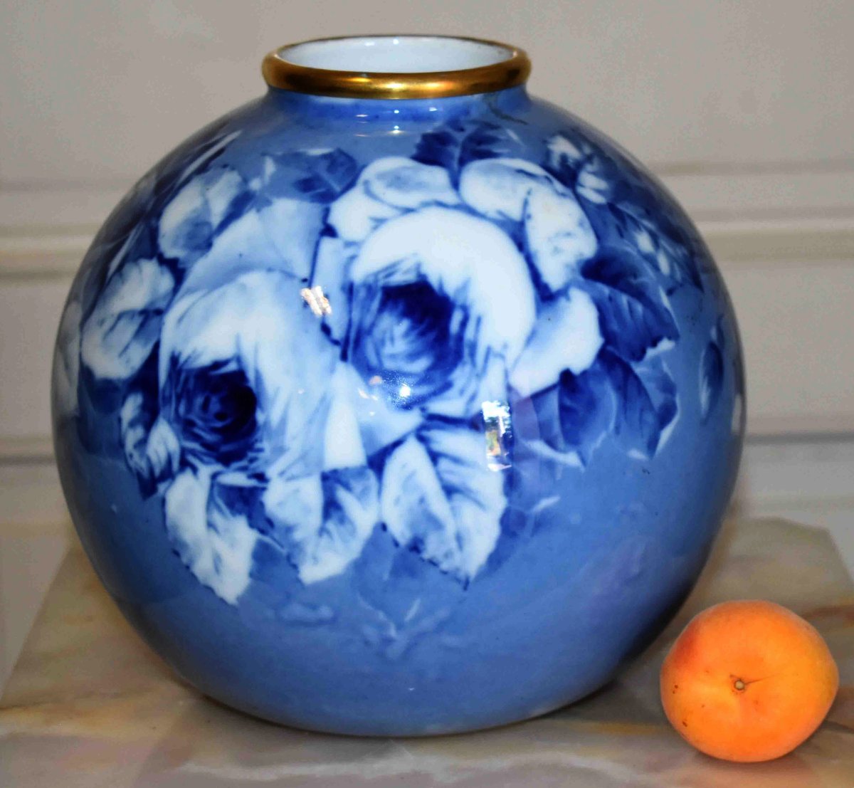 Vase Boule En Porcelaine De Limoges, Camaïeu De Bleu, Décor De Roses , Peint Main.-photo-3