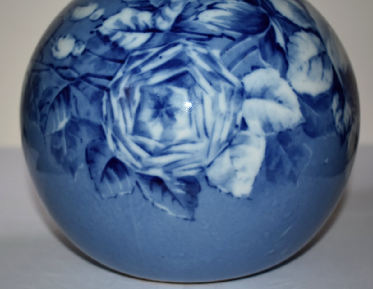Vase Boule En Porcelaine De Limoges, Camaïeu De Bleu, Décor De Roses , Peint Main.-photo-4