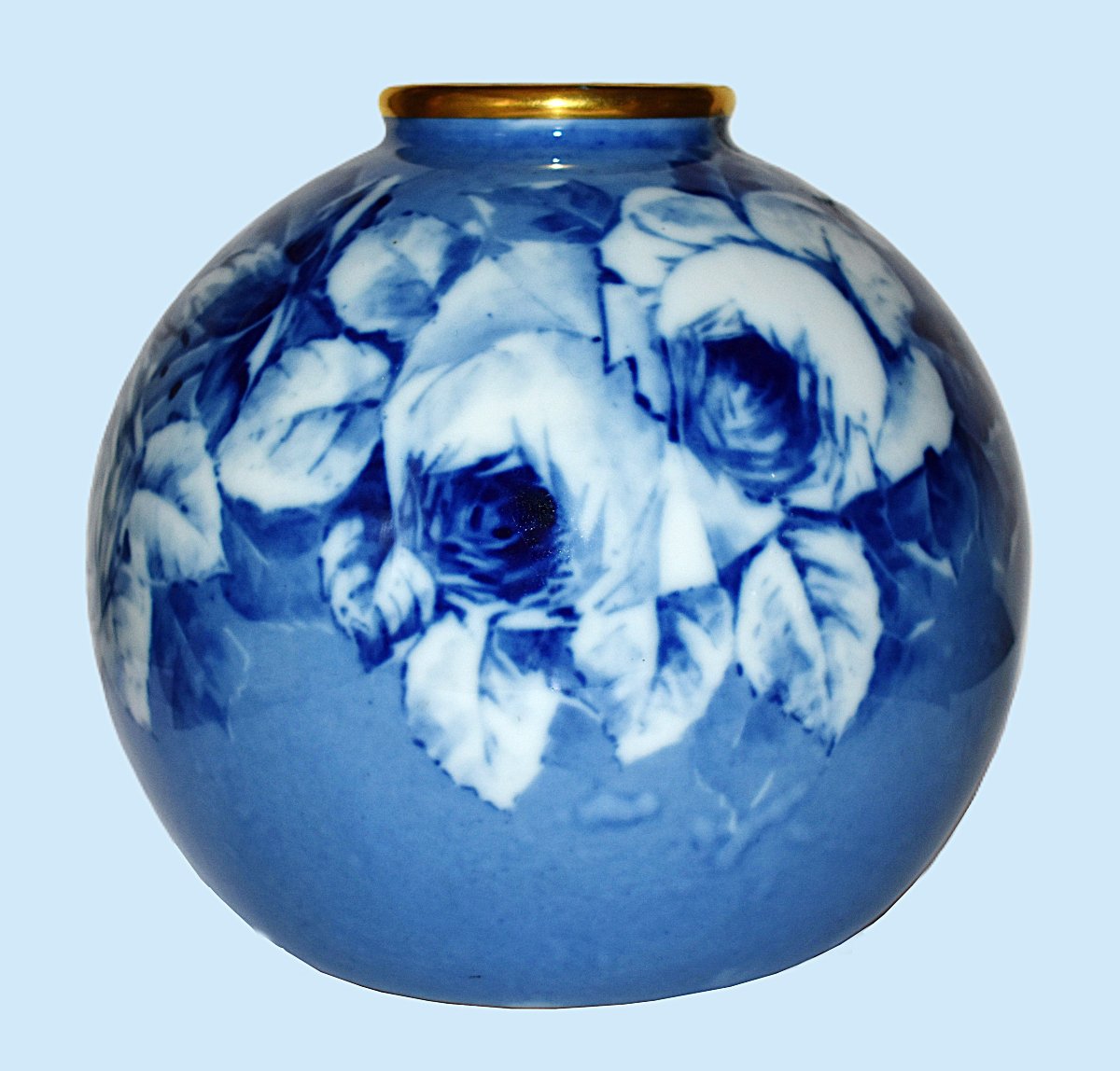 Vase Boule En Porcelaine De Limoges, Camaïeu De Bleu, Décor De Roses , Peint Main.