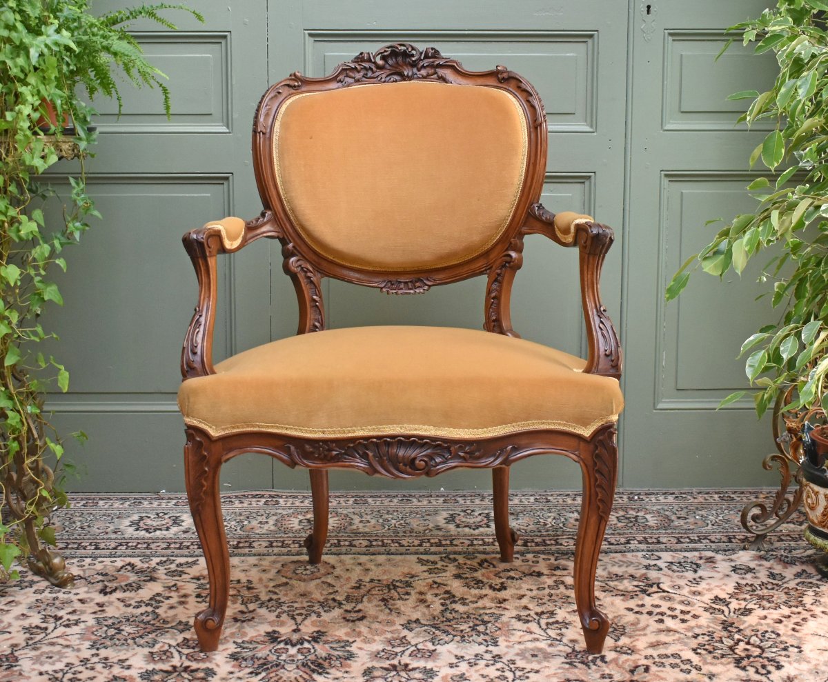 Fauteuil Cabriolet De Style Louis XV Rocaille En Noyer, Tissu Velours Vieil Or, fin XIXème 