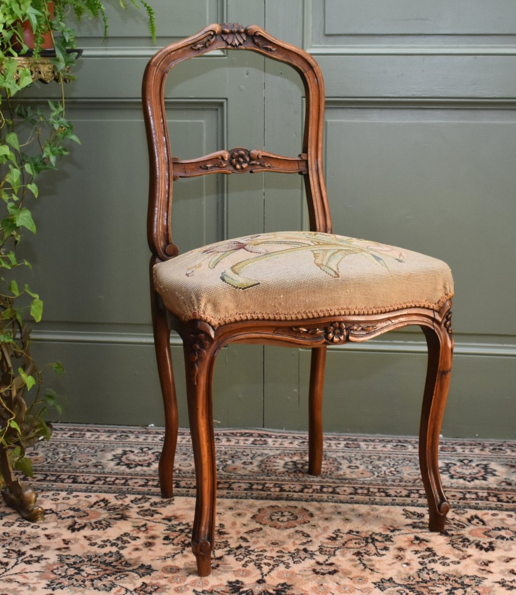 Chaise de Style Louis XV en Noyer , Tissu aux petits points, siège de salon ou chambre fin XIXe