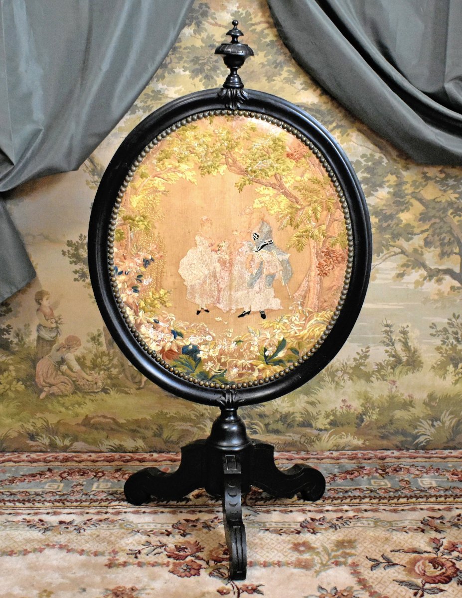 Napoleon III-era Swiveling Medallion-shaped Fireplace Screen, Oval Fireguard, 19th Century