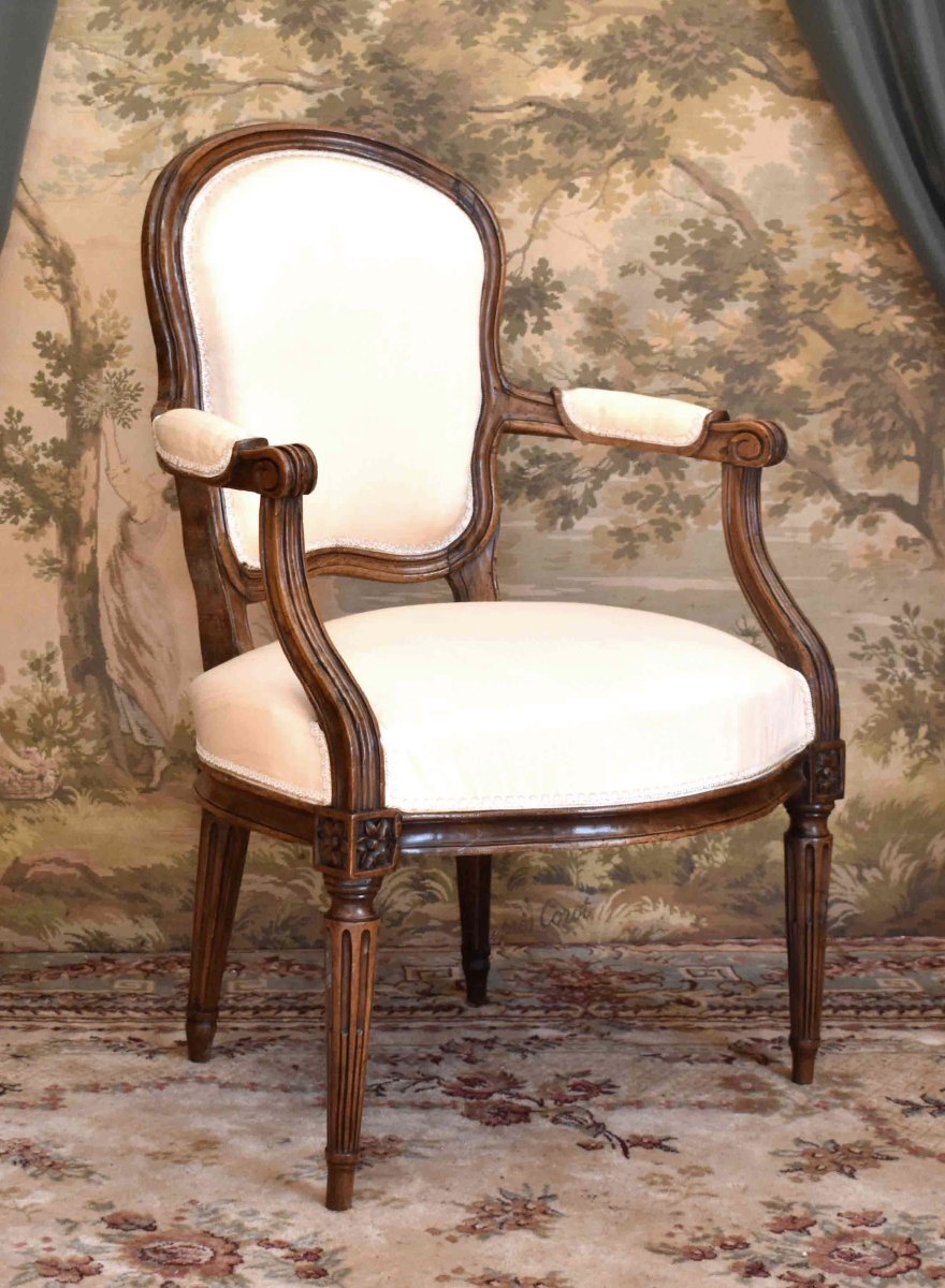 Fauteuil Cabriolet  Transition Louis XV -  Louis XVI  En Hêtre Patiné, époque XVIIIe  Siècle