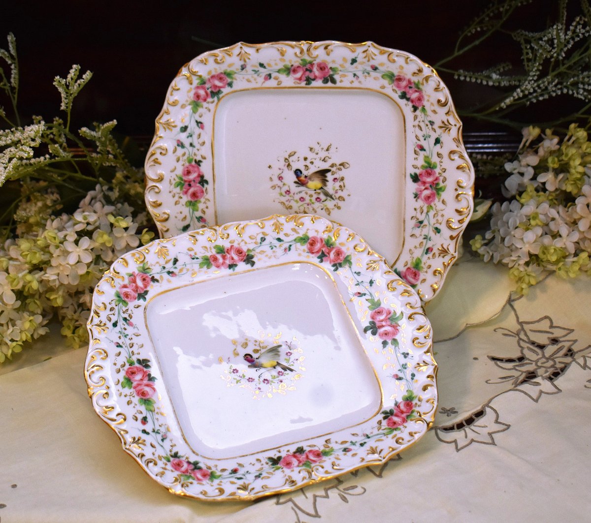 Paire De Plats Décoratifs En Porcelaine Vieux Paris, XIXe ,  Assiettes décor fleurs et oiseaux-photo-2