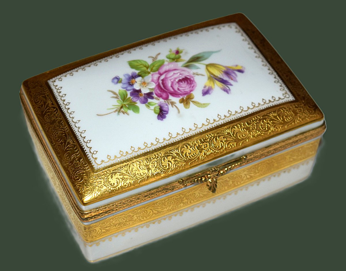 Coffret En Porcelaine De Limoges Double Incrustation Or,  Bouquet De Fleurs, boite, peint main.