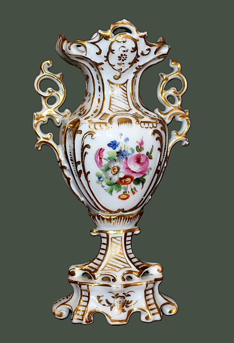 Vase En Porcelaine De Limoges , Décor peint main bouquet  Fleurs et Scène Galante, Personnages,-photo-2