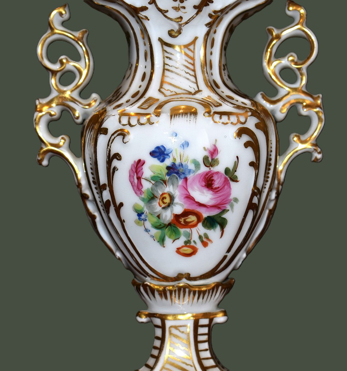 Vase En Porcelaine De Limoges , Décor peint main bouquet  Fleurs et Scène Galante, Personnages,-photo-4