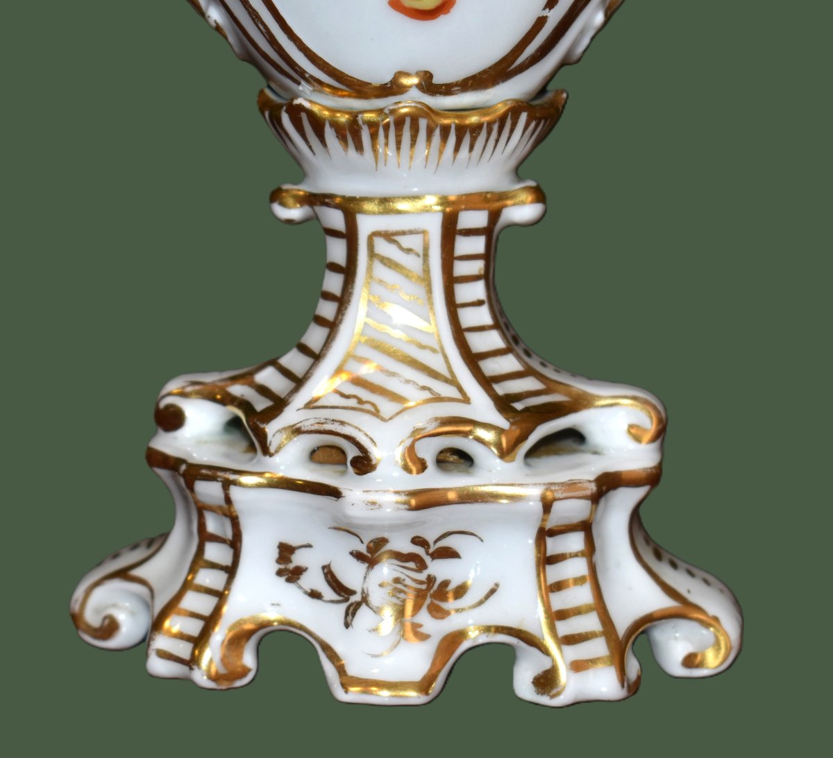 Vase En Porcelaine De Limoges , Décor peint main bouquet  Fleurs et Scène Galante, Personnages,-photo-7