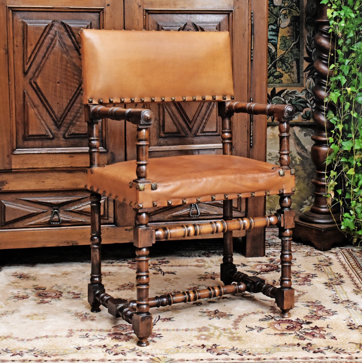 Fauteuil assise et dossier cuir, Chaise à Bras En Noyer De Style Louis XIII, idéal bureau, XIXe-photo-3