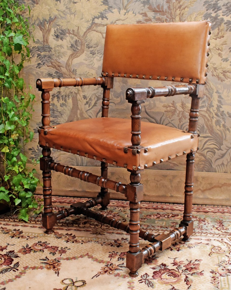 Fauteuil assise et dossier cuir, Chaise à Bras En Noyer De Style Louis XIII, idéal bureau, XIXe