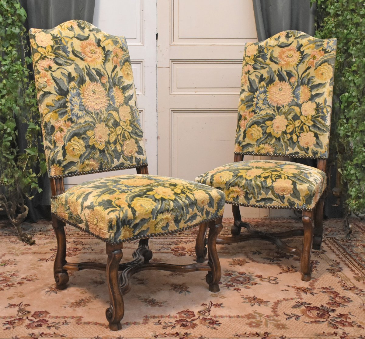 Paire De Chaises De Style Louis XIV En Noyer, Entrejambe En X, Pieds Console , tissu velours