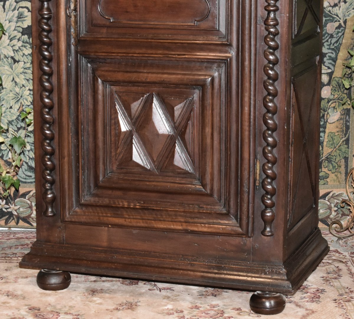 Bonnetière Louis XIII en noyer ,  pointes de diamant ,  colonnes torsadées , armoire une porte,-photo-3