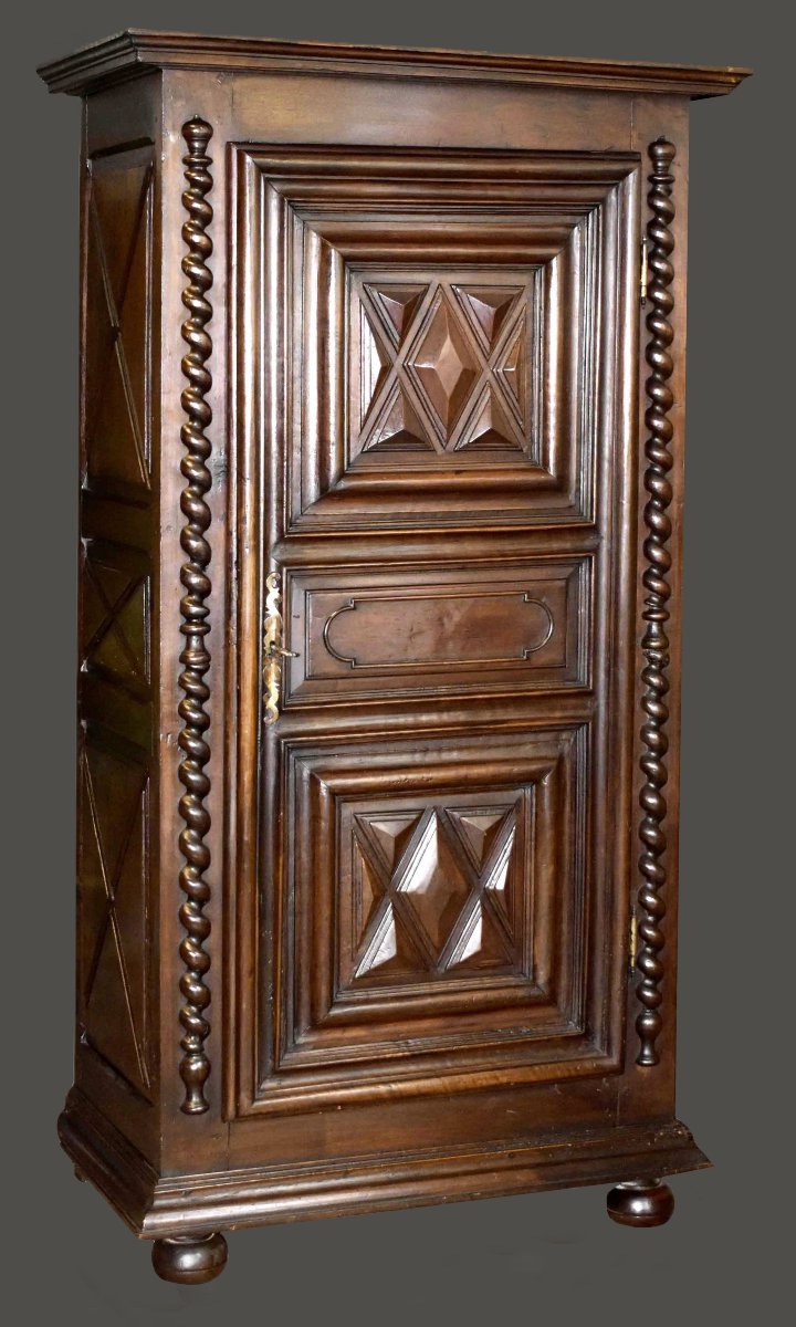 Bonnetière Louis XIII en noyer ,  pointes de diamant ,  colonnes torsadées , armoire une porte,