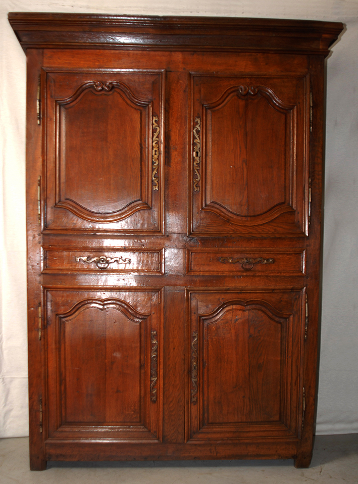 Buffet à 4 portes ou quatre vantaux en chêne, armoire  XVIIIème