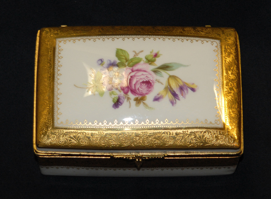 Coffret En Porcelaine De Limoges Double Incrustation Or, Décor Bouquet De Fleurs peint main.-photo-1