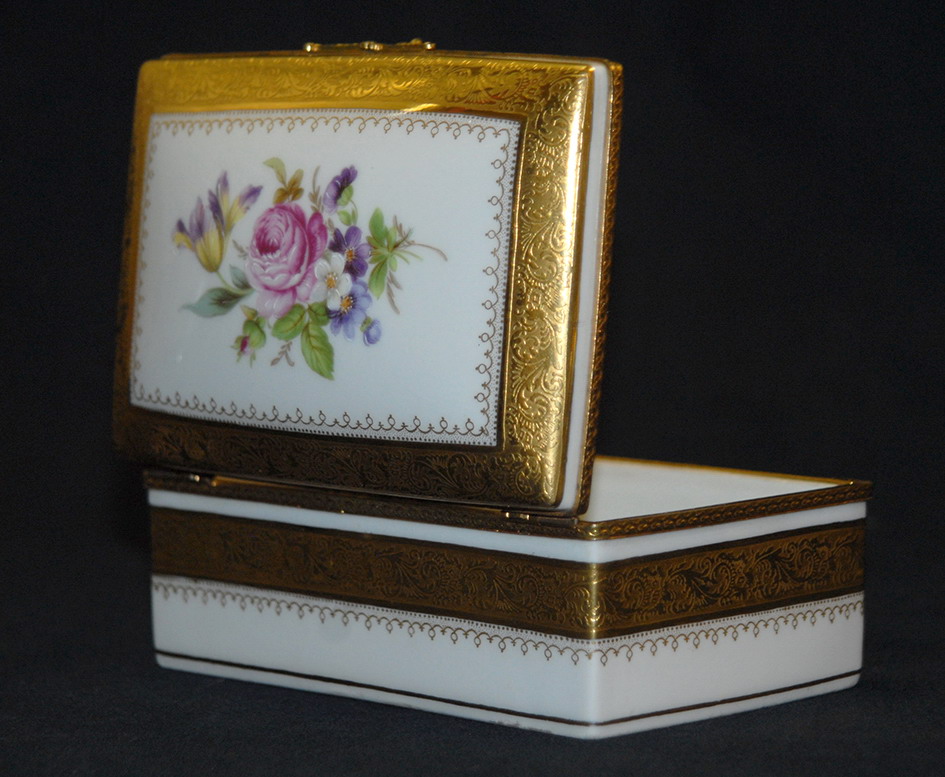 Coffret En Porcelaine De Limoges Double Incrustation Or, Décor Bouquet De Fleurs peint main.-photo-3