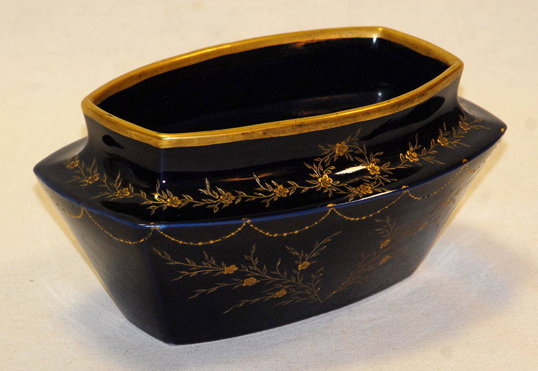 Cache-pot, Coupe En Porcelaine de Limoges, décor à la pâte d'or sur fond bleu de four. peint main.-photo-4