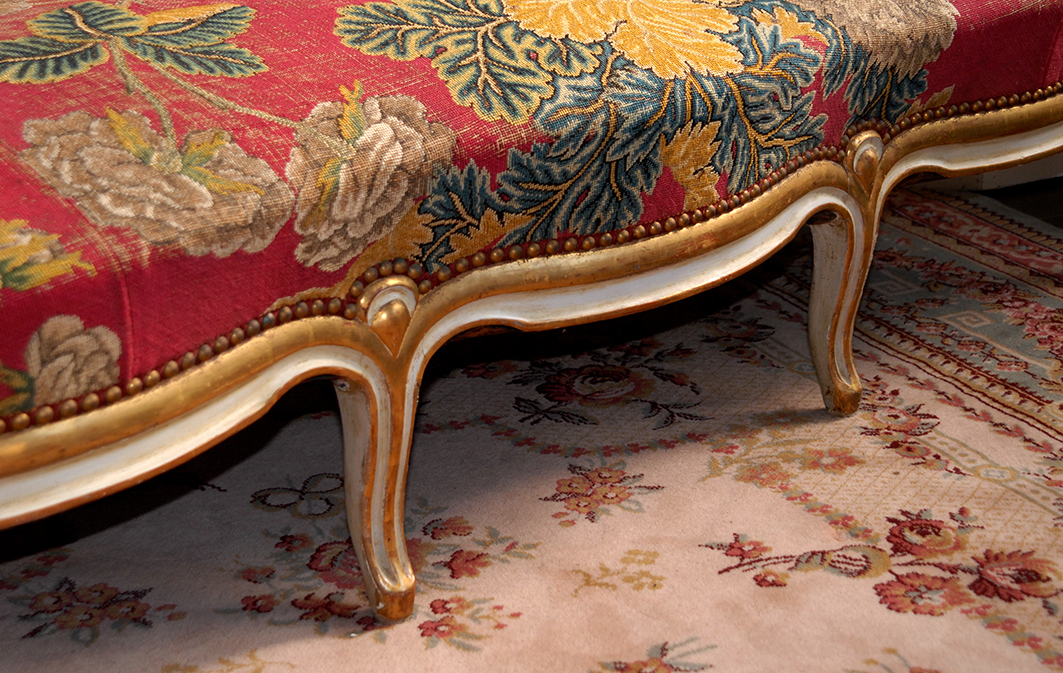 Canapé  de style Louis XV en bois peint et doré   ,  banquette 3 places En Bois  Laqué, dans le gout  Italien , Venise, Florence.-photo-3