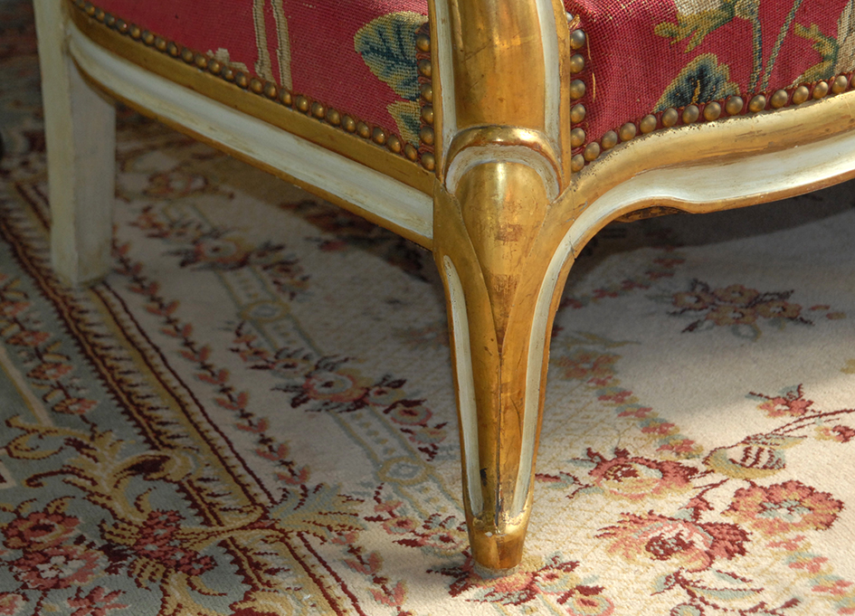 Canapé  de style Louis XV en bois peint et doré   ,  banquette 3 places En Bois  Laqué, dans le gout  Italien , Venise, Florence.-photo-4