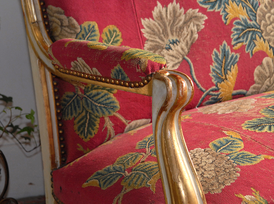 Canapé  de style Louis XV en bois peint et doré   ,  banquette 3 places En Bois  Laqué, dans le gout  Italien , Venise, Florence.-photo-1