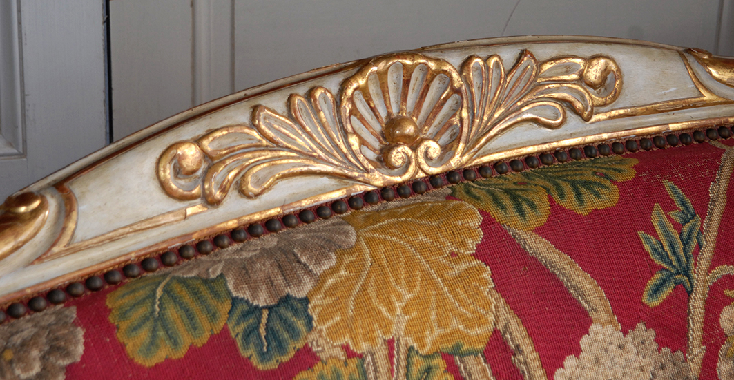 Canapé  de style Louis XV en bois peint et doré   ,  banquette 3 places En Bois  Laqué, dans le gout  Italien , Venise, Florence.-photo-2