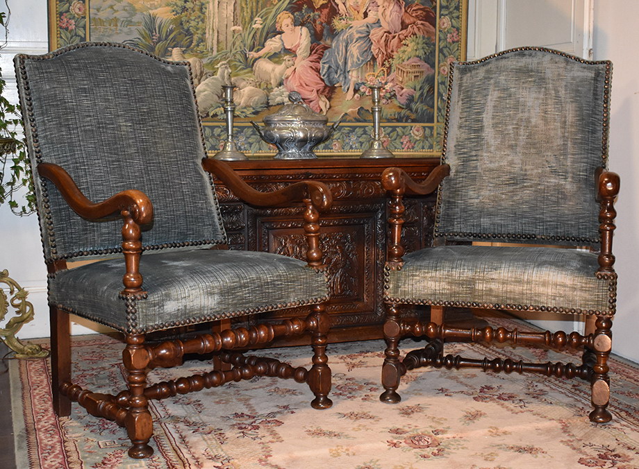 Paire De Fauteuils Louis XIII En Noyer.  XVIIème.