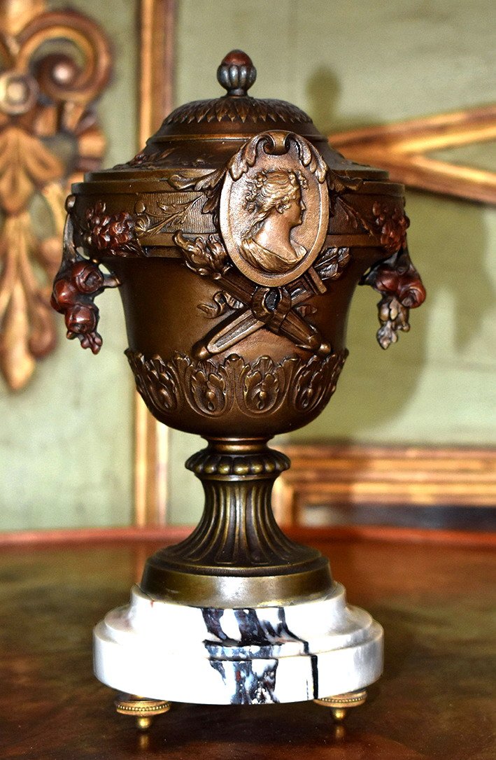 Hyppolyte, François  Moreau . Pot Couvert, cassolette,  Coupe Sur Pied Napoleon III.  XIXème.