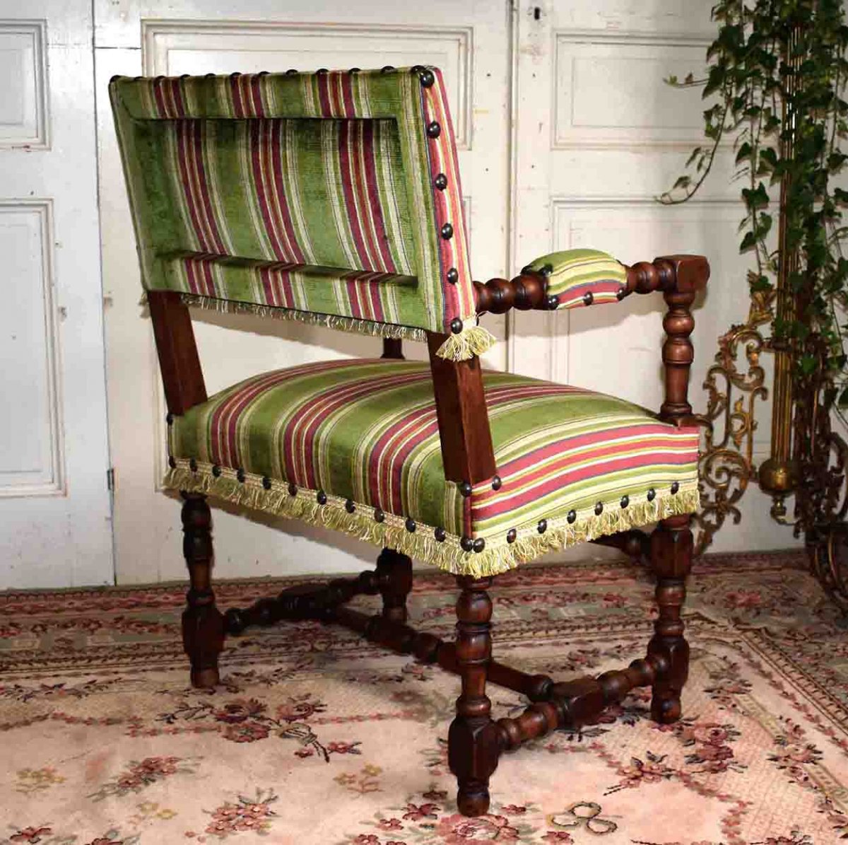 Paire De Chaises à Bras , Fauteuils De Style Louis XIII. Chaise en noyer.-photo-3