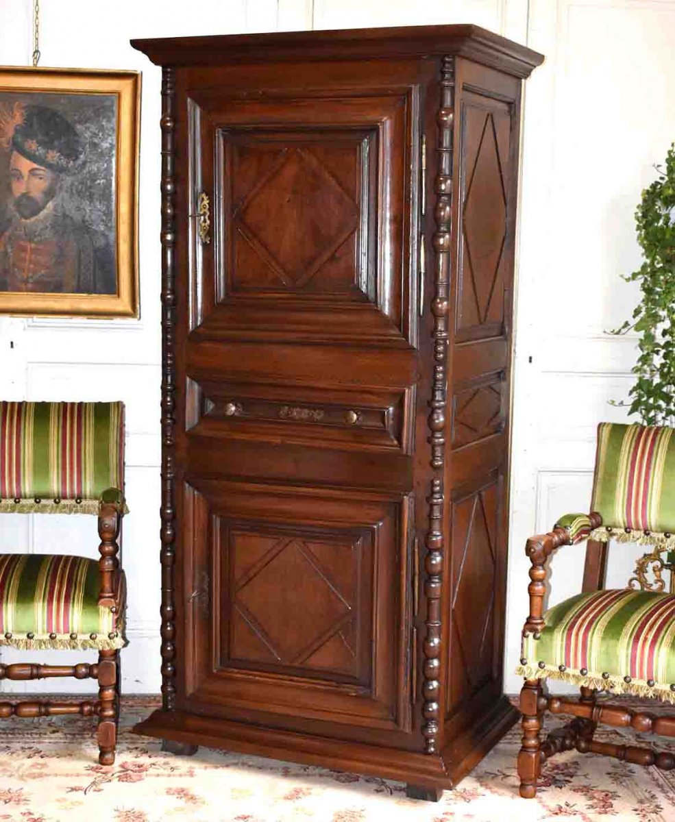 Homme-debout   En Noyer, cabinet Louis XIII , XVII&egrave;me.-photo-2