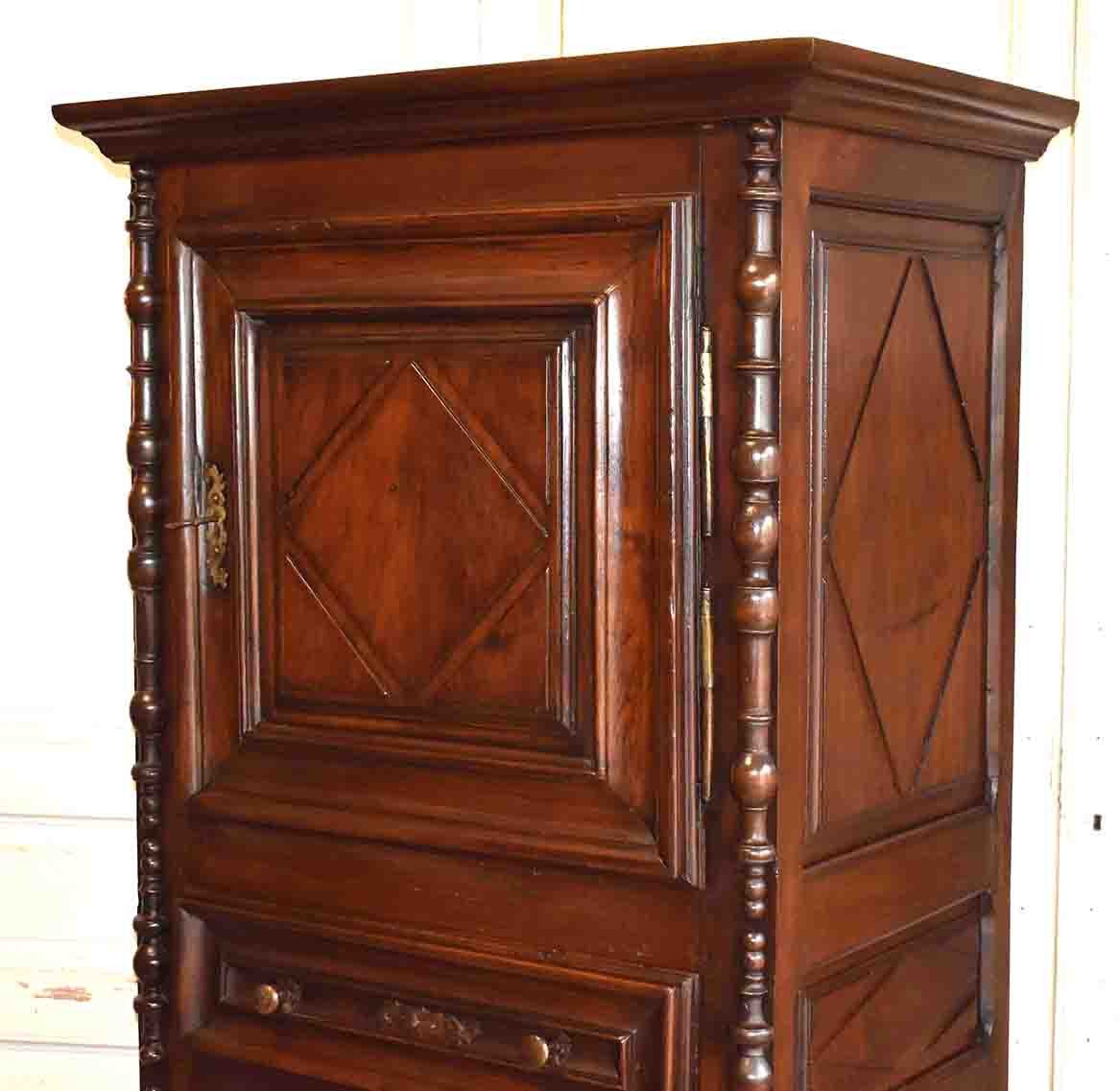 Homme-debout   En Noyer, cabinet Louis XIII , XVII&egrave;me.-photo-4