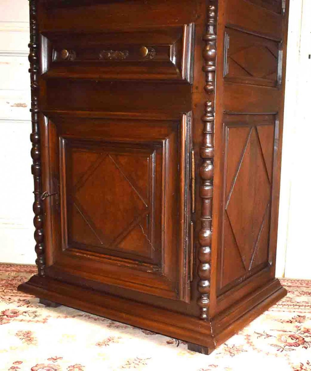 Homme-debout   En Noyer, cabinet Louis XIII , XVII&egrave;me.-photo-1